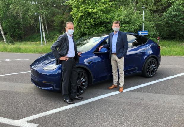 Шефът на VW публикува снимка с техническия шеф на компанията по време на тест на Tesla Model Y