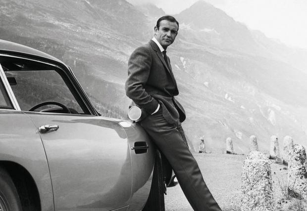 Конъри и Aston Martn DB5 в „Голдфингър“ (1964). Дефиниция на джентълмен. Почивай в мир г-н Конъри.