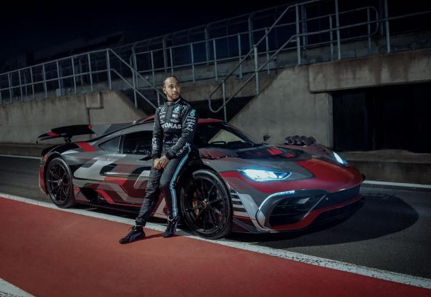 Шест снимки на AMG One до шампионския болид на Mercedes
