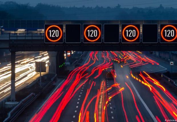 На много места в Германия максималната скорост се променя в зависимост от трафика и атмосферните условия. Това става с подобни знаци