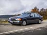 W140 (1991 - 1998) Първата S-класа, която може да се поръча с 12-цилиндров мотор, а също първата със стабилизираща програма (ESP) и спирачен асистент. Предпазните колани са с автоматична настройка на височината, има и странични въздушни възглавници.