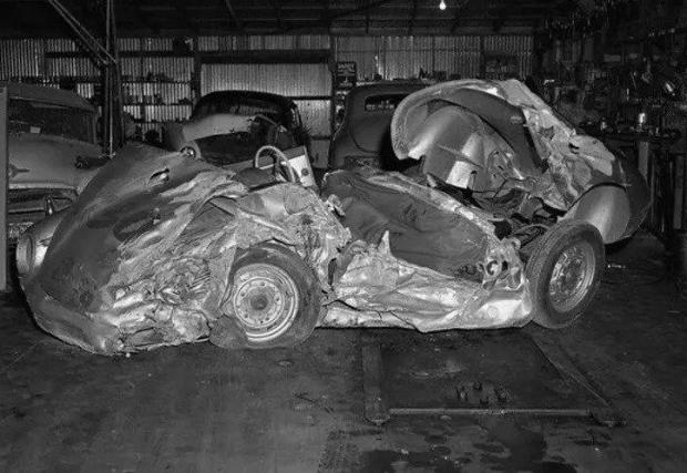 Останките от колата след инцидента
