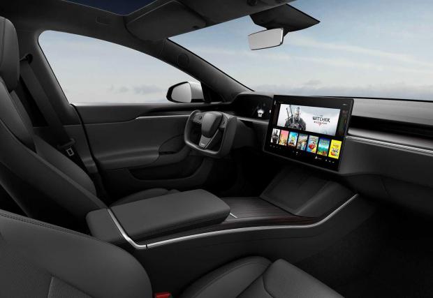 Освен хоризонталния сензорен екран и новият волан Model S може да се похвали с мигачи, включващи се с бутон от волана. Автономното бъдеще е близо?