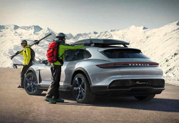Прототипът Mission E дава ясна представа към какви клиенти се насочва Porsche - спортуващи хора, които обичат електрическите коли, но не биха се лишили от дълги пътувания