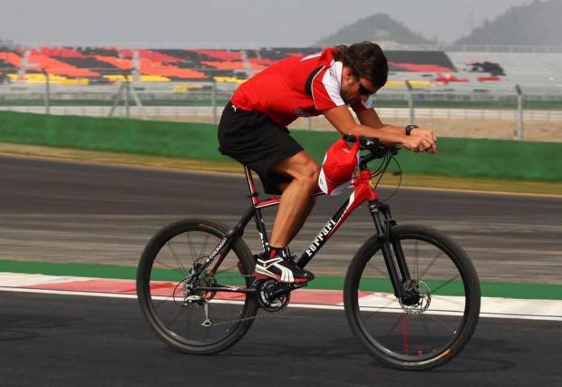 Алонсо често караше колело и докато беше в екипа на Ferrari