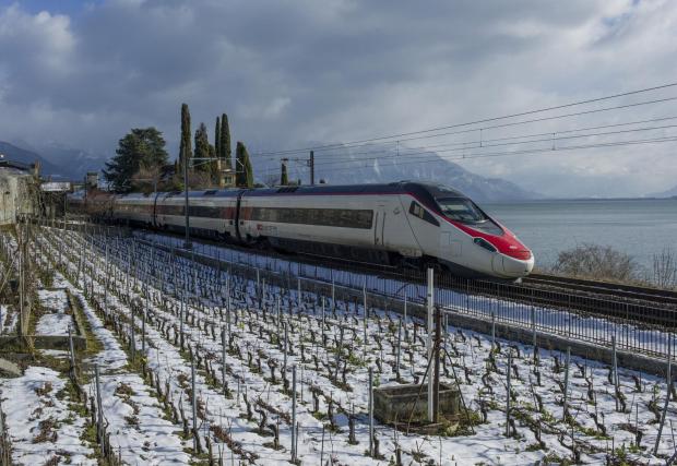 8. Pendolino, Италия, 250 км/ч. По същество това не е един влак, а е семейство накланящи се влакове, вдъхновени от италианския ETR 401, достигащ 250 км/ч. Днес се използват в десетки страни, като предимството е, че използват стандартно трасе.