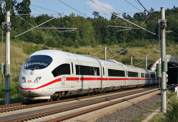 1. ICE 3, Германия, 330 км/ч. Макар DB вече да получава първите влакове от новото поколение ICE 4, старите ICE 3, произведени от Siemens и носещи означението Velaro, остават най-бързите влакове на германските железници.