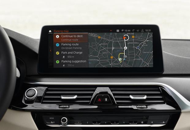 Извити екрани с диаметър 12,3 инча зад волана и 14,9 инча за сензорния екран ще работят с осмото поколение на операционната система на BMW, което означава по-умно гласово разпознаване и куп футуристични функции