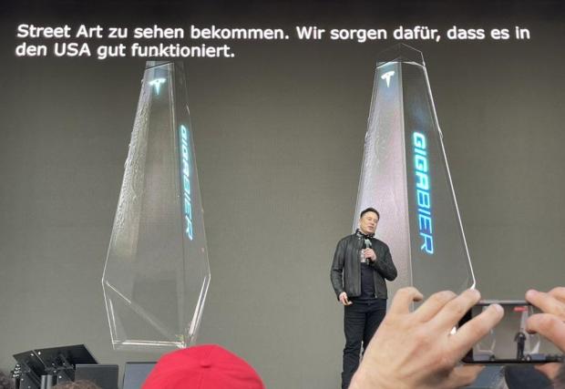 Мъск показа бутилките на новата бира на събитие в завода в Берлин