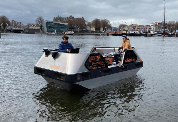 Шест снимки на автономната лодка
