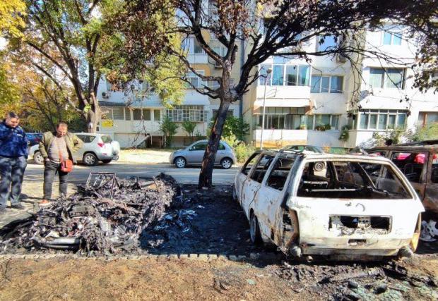 Шест снимки на остатъците от колата след пожара