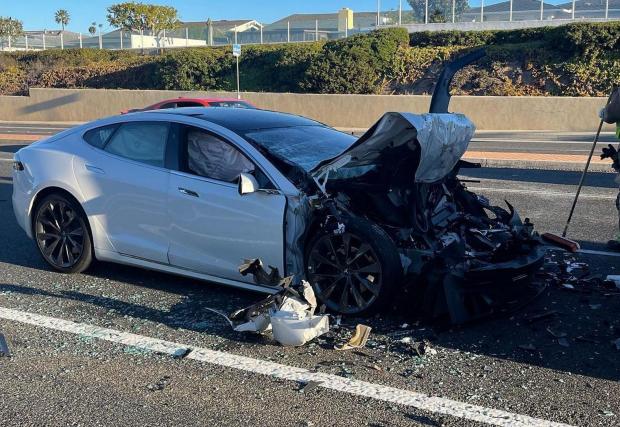 Галерия от 4 снимки с катастрофата на Tesla Model S