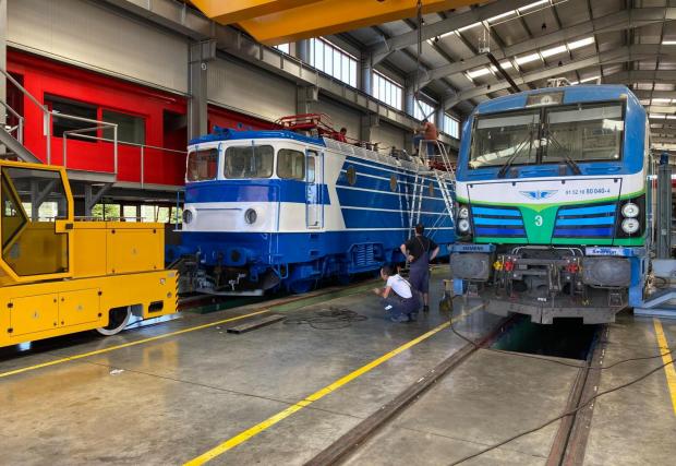 Локомотив за товарни и пътнически превози по време на ремонт в Експрес Сервиз Русе