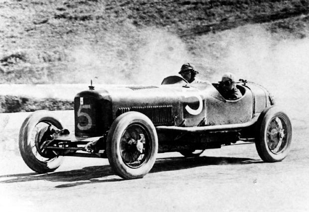 Алфиери Мазерати в „Тарга Флорио“ през 1926, състезателния дебют на кола на марката.
