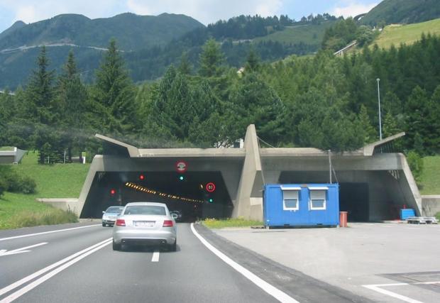 Готард в Швейцария е дълъг 16,9 км
