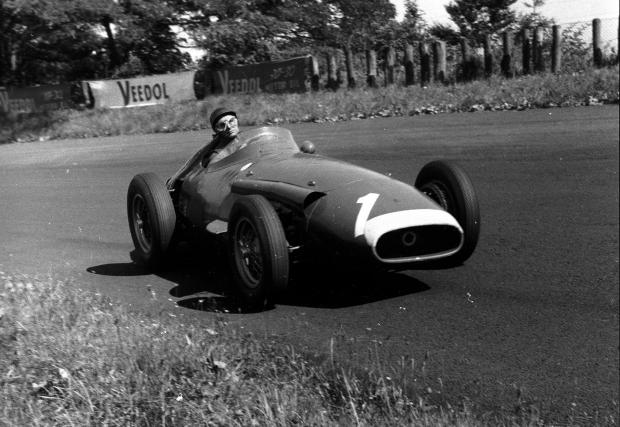А това е Хуан Мануел Фанджо през 1957-ма, когато печели Формула 1.