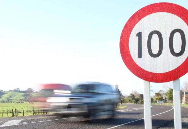 Повечето пътища в Нова Зеландия са с ограничение от 100 км/ч, което важи и за някои от магистралите