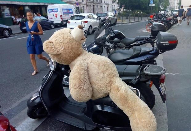 Любовта на парижани към скутерите е пословична. В града има около 100 000 мотора и скутера