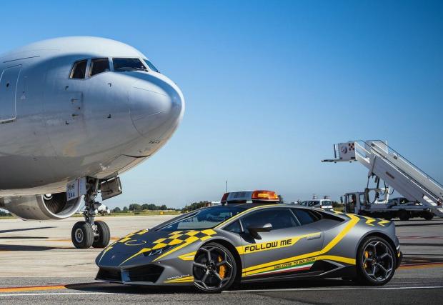 Снимката е от летището на Болоня, което използва Huracan за водещ автомобил