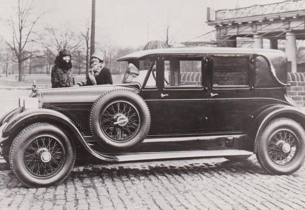 Duesenberg Model A – първата серийна кола с хидравлични спирачки и първата в САЩ с редови 8-цилиндров двигател.