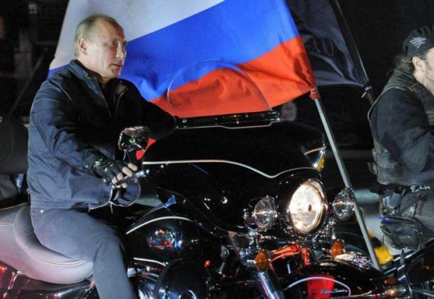 Путин явно подкрепя 'Нощните вълци'