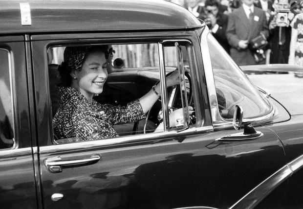 От първите си години като кралица до над 90-годишна възраст, Елизабет II често управлява кола лично