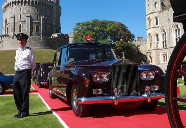 В по-ранни години кралицата често се е возила и на Rolls-Royce