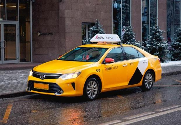 3 снимки на Яндекс Такси