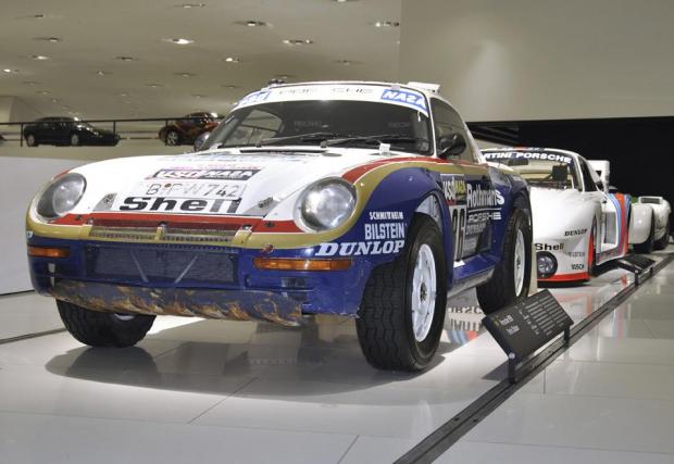 И колата-победител от„Париж-Дакар“ 1984: Porsche 953.