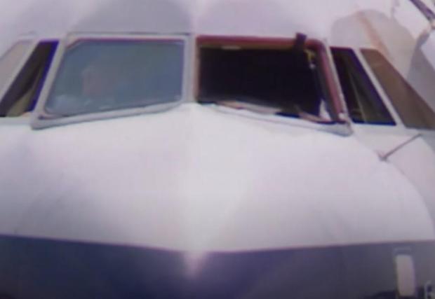 Галерия от 8 снимки от инцидента с полет 5390 на British Airways, част от които са документален филм
