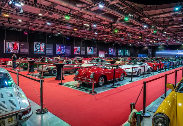 Галерия: 57 снимки от изложбата Porsche - 75 години история