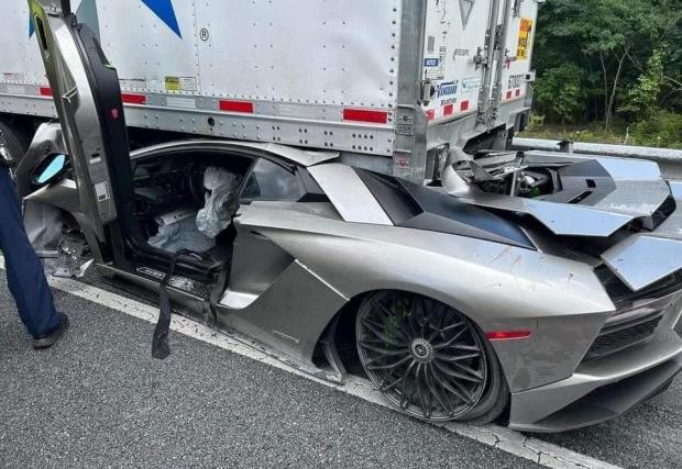 Галерия от 4 снимки с инцидента с взето под наем Lamborghini Aventador