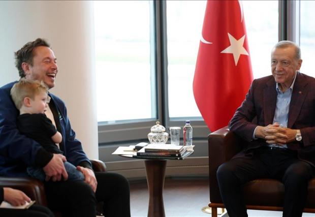Мъск пристигна на срещата със сина си Литъл Екс, който получи от Ердоган футболна топка.
