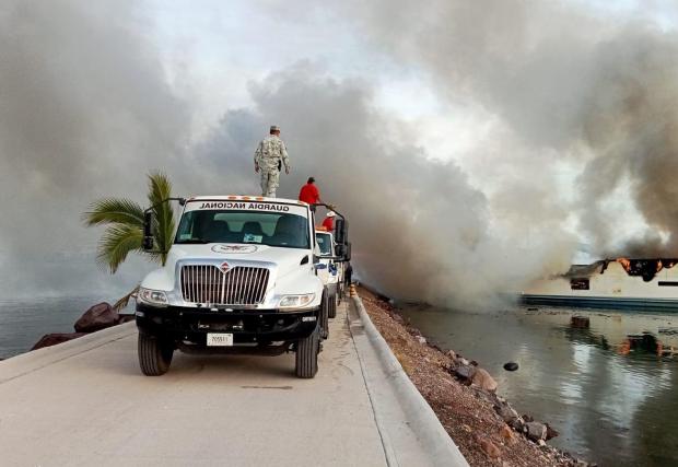 Галерия от 5 снимки с пожара на пристанище Ла Пас, Мексико