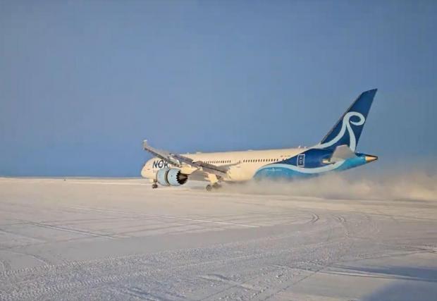 Галерия от 5 снимки с историческото кацане на Boeing 787-9 Dreamliner на Антарктида