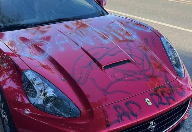 Галерия от 6 снимки с надрасканото Ferrari California