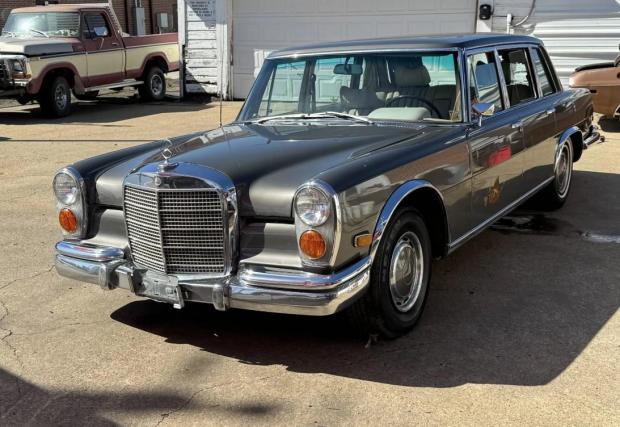 Галерия от 17 снимки с Mercedes-Benz 600