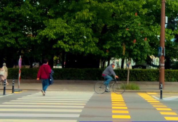По тази жълта пътека колоездачите са с предимство дори без да слизат от колелата, за разлика от обикновена пешеходна пътека, на която са длъжни да бутат колелата