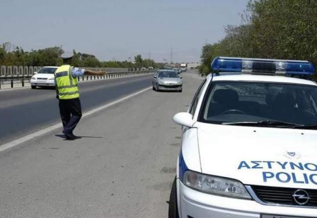2 снимки на гръцки полицаи