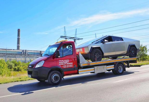 Две снимки на първия български Cybertruck