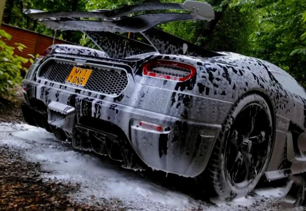 Как се мие кола, чиито джанти струват 75 000 лв.? Koenigsegg One:1 на спа. Видео