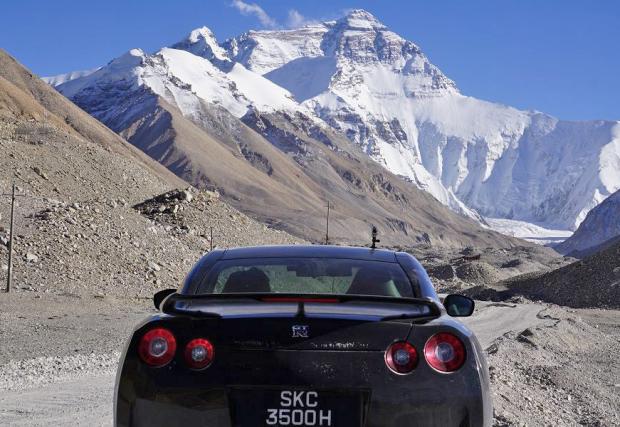 Как да качиш Nissan GT-R до подножието на Еверест. Не сте виждали такава кола, по такива пътища. Галерия с 25 кадъра