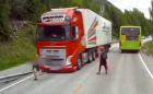 Влекач на Volvo спря сам и спаси дете? Видео 
