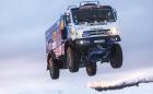 Kamaz 4326 е брутален камион, който лети с 1000 к.с., тежи 10 тона, скача на 40 метра и гори „до 140 л/100 км“