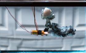 Ракетно двигателче взривява аквариум. Видео в 4K със забавен кадър и галерия