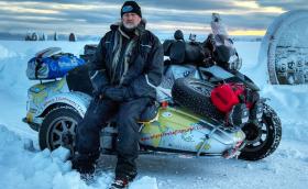 Това е Мърф, който изследва Северния полярен кръг. Сам, с мотоциклет. Галерия и видео