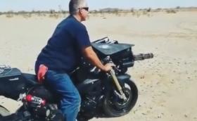 Този мотоциклет изстрелва по 6000 патрона в минута... Видео