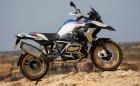 Това e новото BMW R 1250 GS. Двигателят е с променлив ход на клапаните, 136 к.с., 143 Нм, а джантите са златни