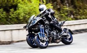 Карахме Yamaha Niken: извънземният мотоциклет с три колела. Видео!