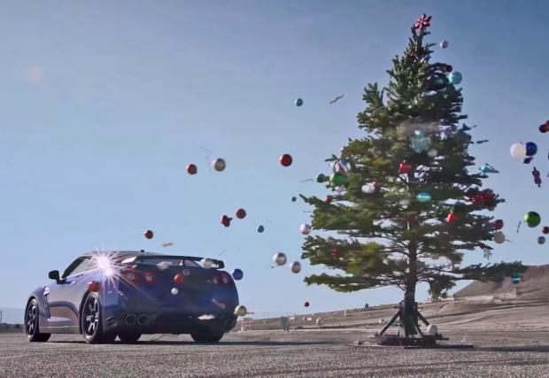 Nissan GT-R сваля играчките от елхата за 2,7 секунди. Видео
